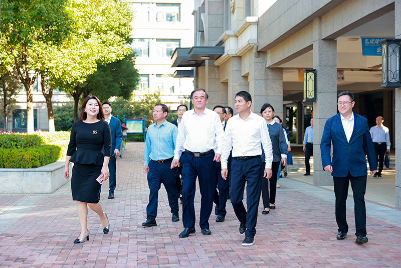 合肥市政协党组书记、主席韩冰一行莅临YH533388银河公学参观调研